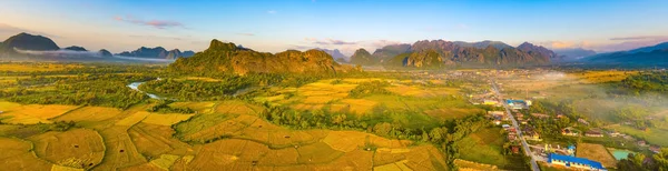 Flygfoto över fälten, flod och berg. Vackra landskap — Stockfoto