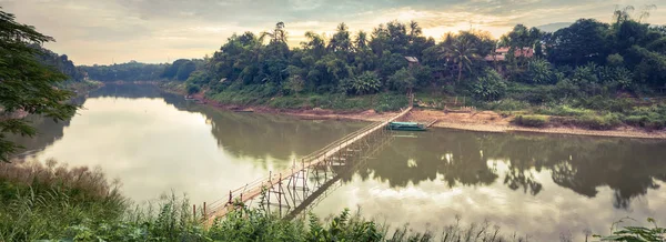 Piękny widok na most bambusa. Laos krajobraz. Panoramy — Zdjęcie stockowe