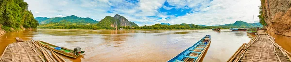 Turistiska båtar. Vackra landskapet panorama, Laos. — Stockfoto