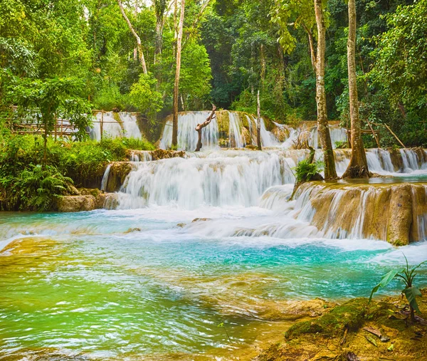 Cascate di Tat Sae. Bellissimo paesaggio. Laos . — Foto Stock