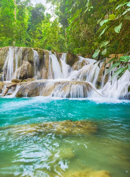 Tat Sae şelaleler. Güzel manzara. Laos. — Stok fotoğraf