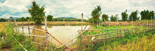 Hermoso paisaje rural, estanque en primer plano. Laos. Panorama —  Fotos de Stock
