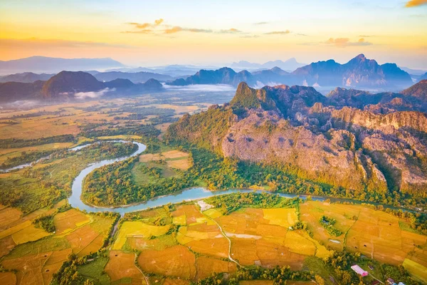 フィールド、川と山の空撮。美しい風景 — ストック写真