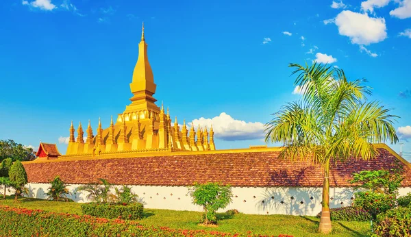 Вид на Pha That temple. Вьентьян, Лаос. Панорама — стоковое фото