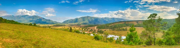 Piękny krajobraz, góry na tle. Vang Vieng, Laos. P — Zdjęcie stockowe