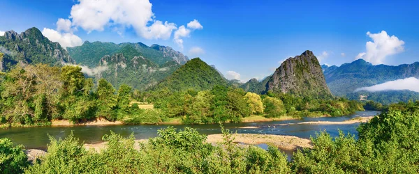 Csodálatos táj folyó között hegyek. Laoszi panoráma. — Stock Fotó