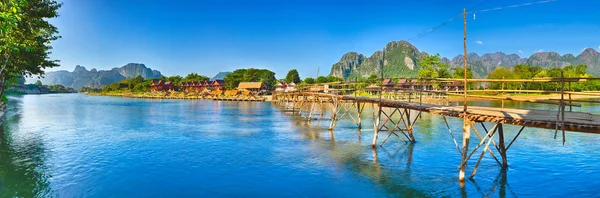 Piękny widok na most bambusa. Laos krajobraz. Panoramy — Zdjęcie stockowe