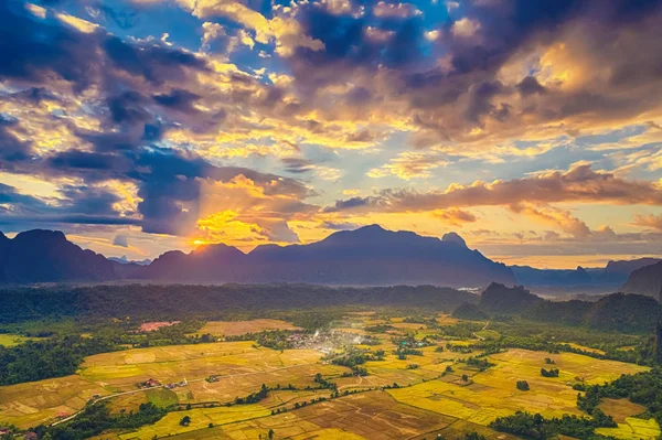 Vista aérea de los campos y la montaña. Hermoso paisaje. Lao. — Foto de Stock