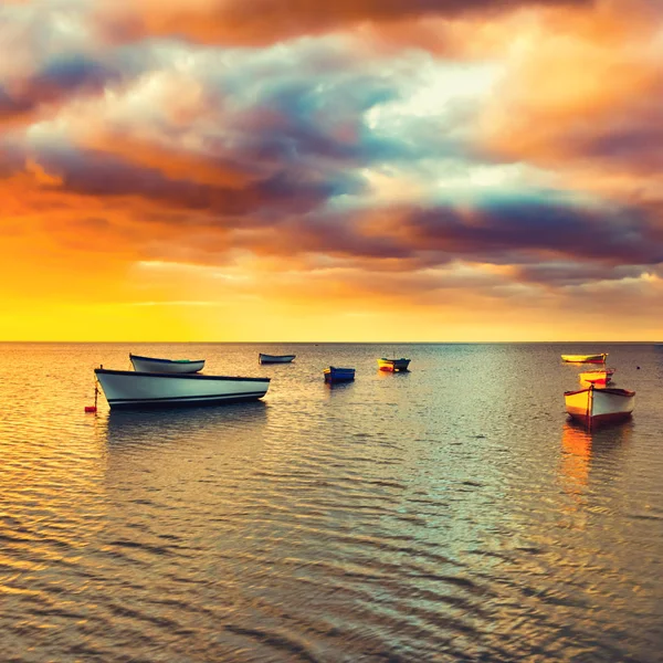 Rybářská loď v západu slunce — Stock fotografie