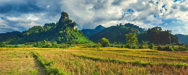 Piękny krajobraz wiejski.Vang Vieng, Laos. Panorama — Zdjęcie stockowe