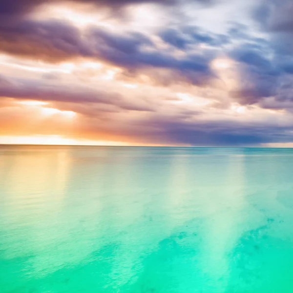 Geweldige zeegezicht bij zonsondergang. Mauritius. Panorama — Stockfoto