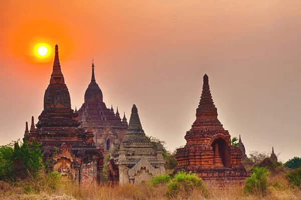 Nascer do sol sobre o templo, Bagan. Mianmar . — Fotografia de Stock