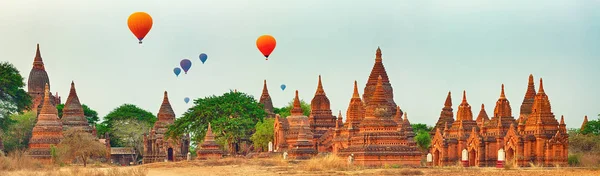 Des ballons sur les temples de Bagan. Myanmar. Panorama — Photo