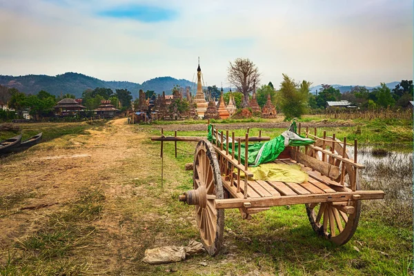 Pagoda Sankar. Carro de oxígeno en primer plano. Estado de Shan. Myanmar . — Foto de Stock