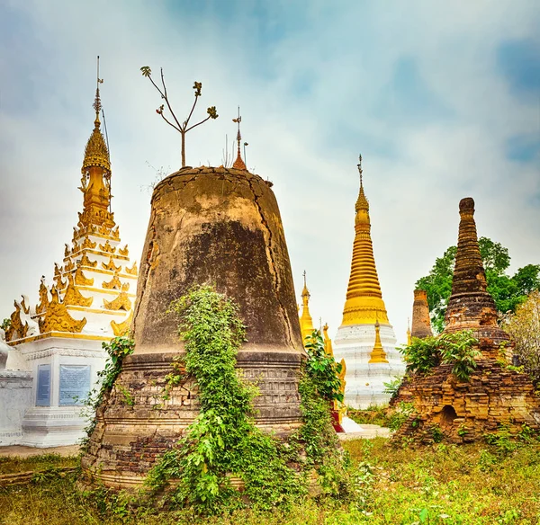 Pagoda Гомпа. Ступа на передньому плані. Шань держави. М'янма. Пан — стокове фото