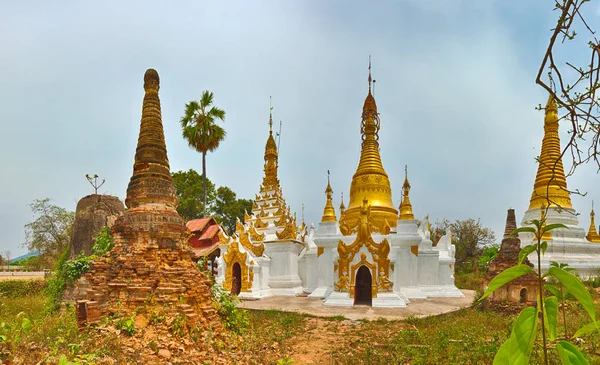 Sankar pagoda. Stúpa na popředí. Shan státu. Myanmar. Pánev — Stock fotografie