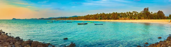 Seascape at sunset time. Beautiful landscape of the Indian ocea — Stock Photo, Image