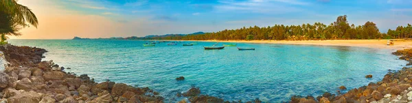 Seascape at sunset time. Beautiful landscape of the Indian ocea — Stock Photo, Image