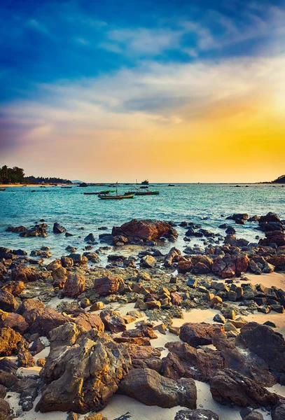 A paisagem marinha ao pôr-do-sol. Bela paisagem da ocea indiana — Fotografia de Stock