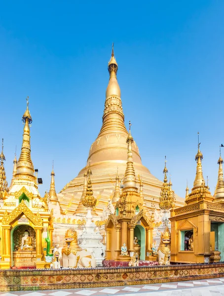 Shwedagon pagoda w Yangon. Myanmar. — Zdjęcie stockowe