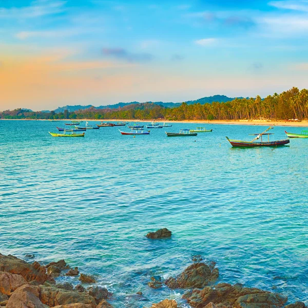 Paisaje marino al atardecer. Hermoso paisaje de la ocea india — Foto de Stock