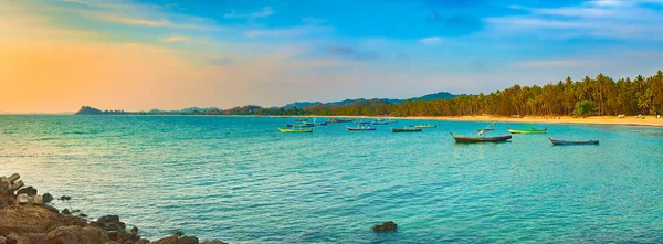 Paisaje marino al atardecer. Hermoso paisaje de la ocea india — Foto de Stock