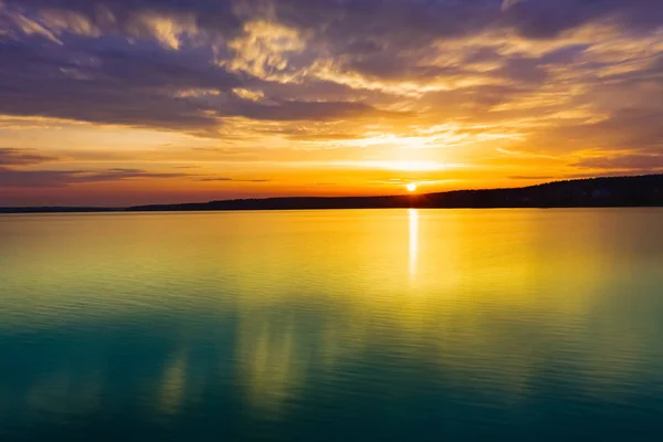 Solnedgång över floden. Fantastiska landskap — Stockfoto