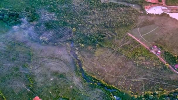 Sonnenaufgang Aus Der Vogelperspektive Durch Morgennebel Über Tropischer Ländlicher Landschaft — Stockvideo