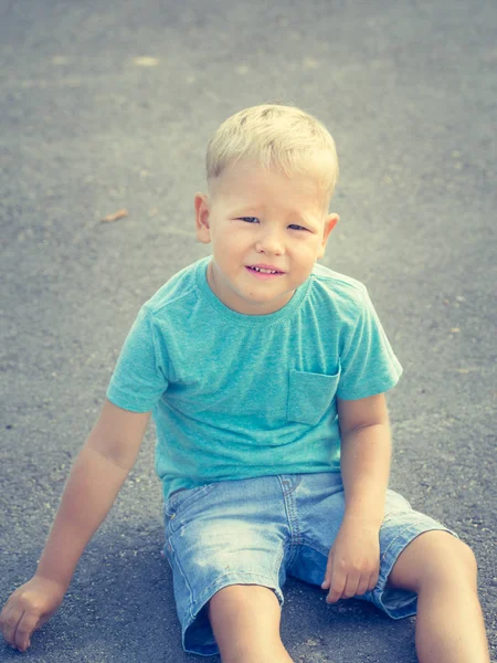 Child doing exercises outdoor — Stock Photo, Image