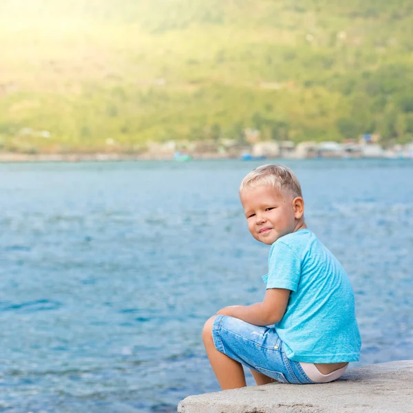 Sahil, sevimli beyaz çocuk — Stok fotoğraf