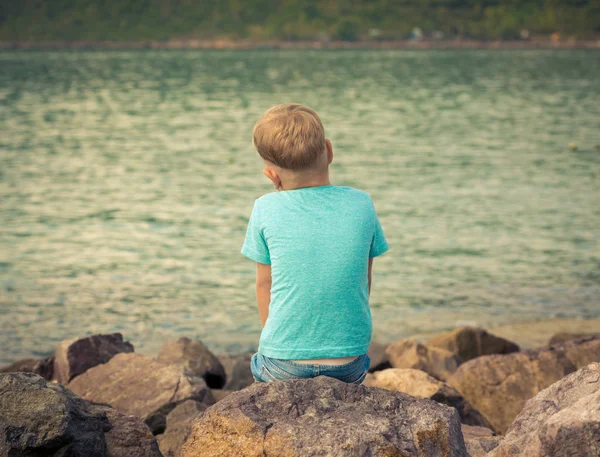 Leuke blanke jongen aan zee — Stockfoto