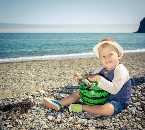 海辺でかわいい白人少年 — ストック写真