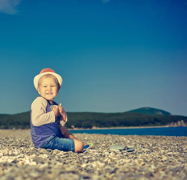Bonito menino caucasiano à beira-mar — Fotografia de Stock