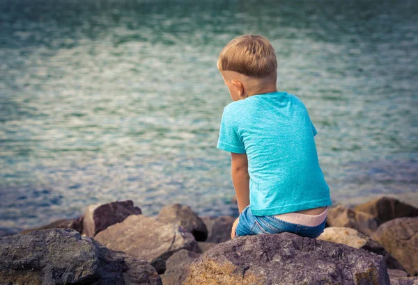 Милый кавказский мальчик на берегу моря — стоковое фото