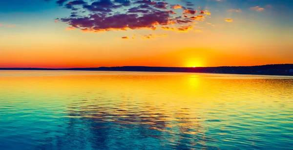 Zachód słońca nad jeziorem. Niesamowity krajobraz panoramiczny — Zdjęcie stockowe