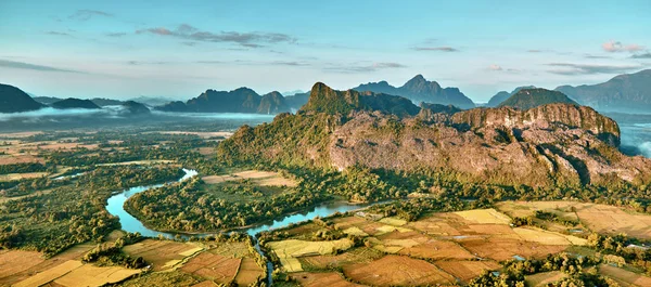 Vista aérea de un arrozal en el valle de la montaña rocosa y el río —  Fotos de Stock