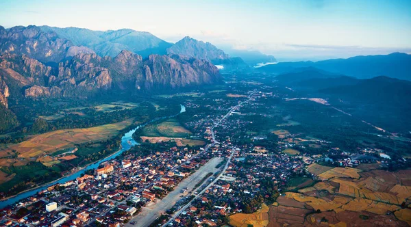 Luchtfoto van een kleine stad in rocky mountain valley en rivier — Stockfoto