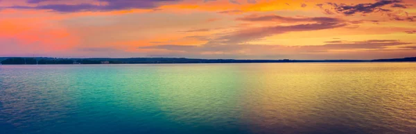 Západ slunce nad jezerem. Úžasná panoramatická krajina — Stock fotografie