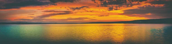 Solnedgang over innsjøen. Utrolig panoramalandskap – stockfoto