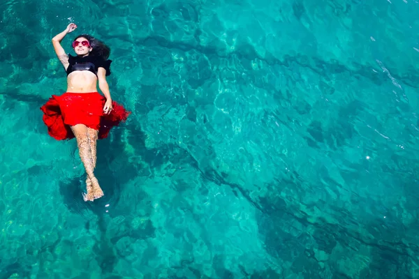 Luchtfoto van een vrouw in de zee — Stockfoto