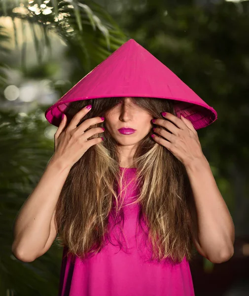 Mode Porträtt av en vacker kvinna i Red Hat — Stockfoto