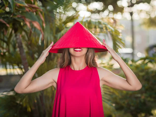 Kırmızı şapkalı güzel bir kadının moda portresi — Stok fotoğraf