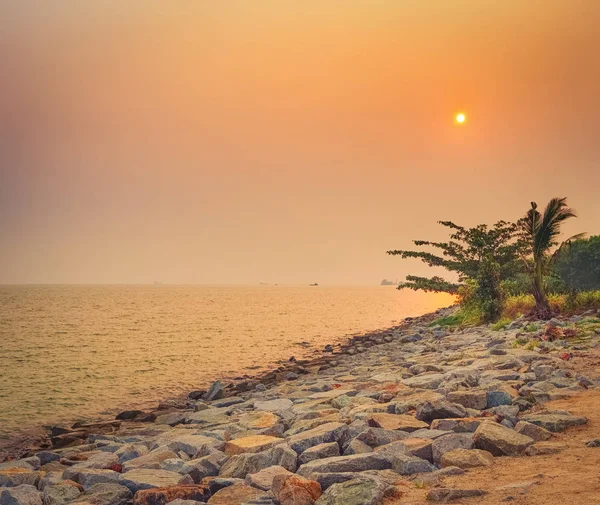 Puesta de sol sobre el Estrecho de Malaca. Puesta de sol sobre el mar —  Fotos de Stock
