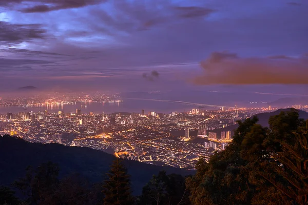 Prachtig uitzicht op George Town vanaf Penang Hill. — Stockfoto