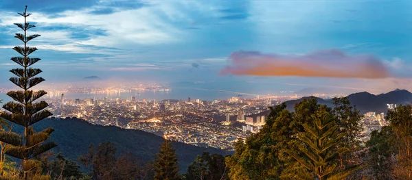 Prachtig uitzicht op George Town vanaf Penang Hill. Panorama — Stockfoto