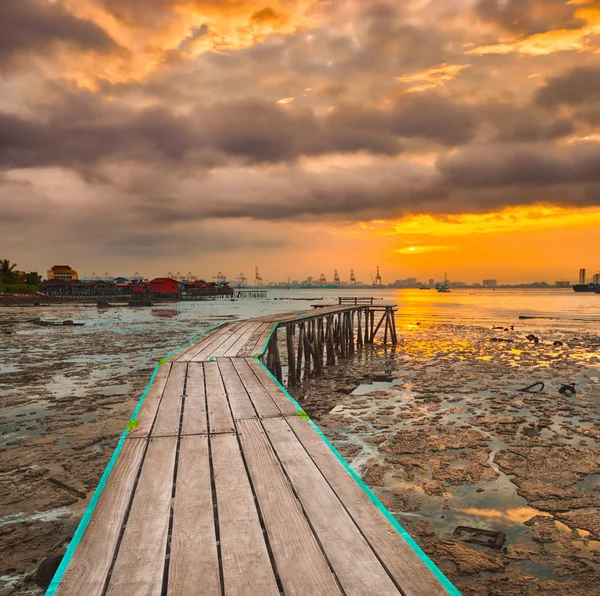 Nascer do sol em Penang. Yeoh molhe em primeiro plano, Malásia — Fotografia de Stock