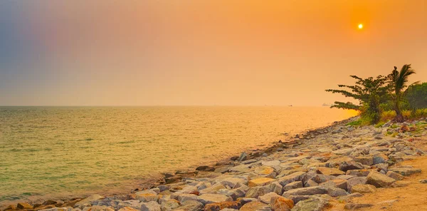 Pôr do sol sobre o Estreito de Malaca. Panorama — Fotografia de Stock