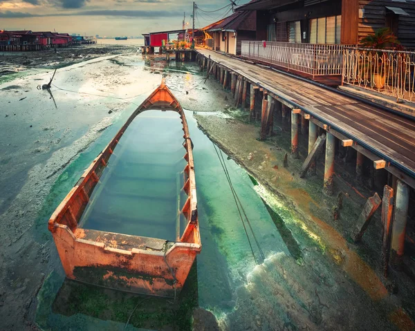 Sonnenaufgang in Penang. Boot im Vordergrund, Malaysia — Stockfoto