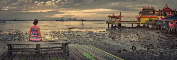 Tourist sitting at Yeoh jetty, Penang, Malaysia. Panorama — ストック写真