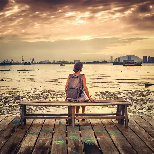 Turista con mochila en Yeoh jetty, Georgetown, Penang, Malaysi —  Fotos de Stock